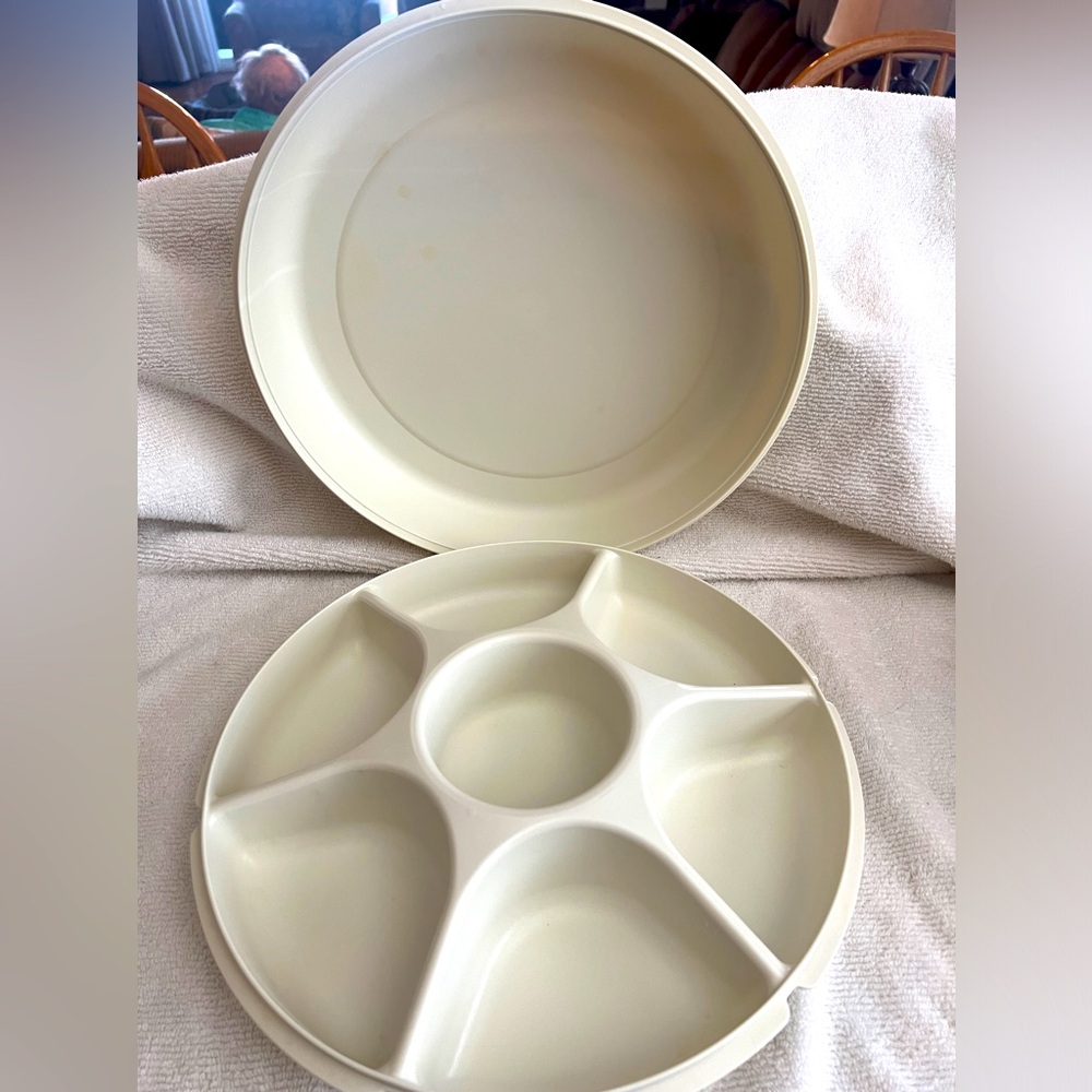Vintage Tupperware 1665 Divided Veggie Fruit appetizer with center dip